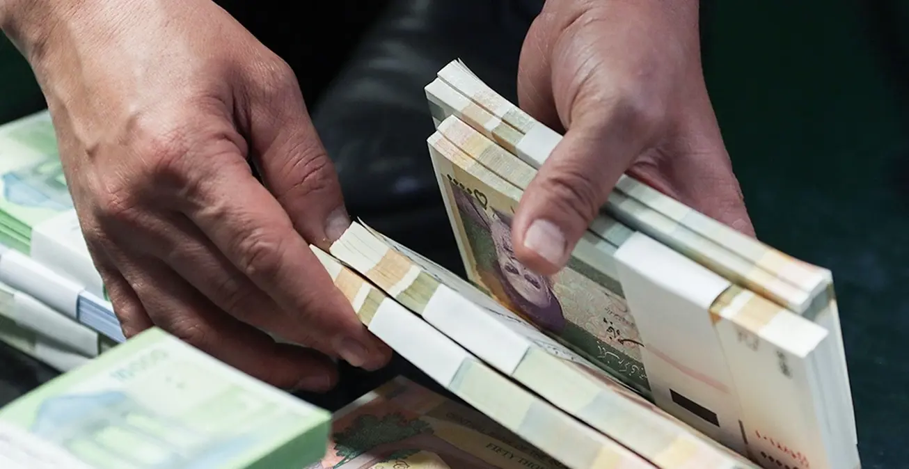 نقدینگی ۶۴۰۰ همتی در پایان فروردین ماه/ بررسی نرخ دلار اقتصادی در پایان سال